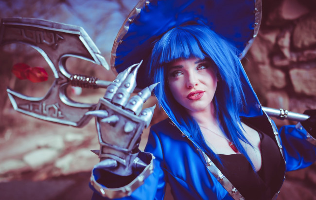 Обои картинки фото девушки, - креатив,  косплей, костюм, оружие, шляпа, перчатка