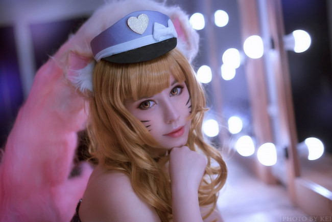 Обои картинки фото девушки, - креатив,  косплей, хвосты, костюм, фуражка, лицо, лампочки, зеркало, дарьяна, мартынова