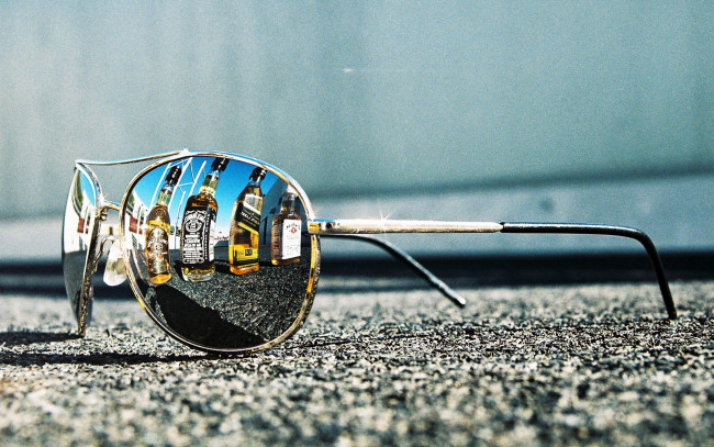 Обои картинки фото разное, украшения,  аксессуары,  веера, очки, отражение, бутылки, асфальт