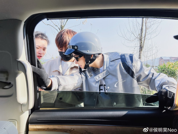 Обои картинки фото разное, знаменитости, хоу, минхао, друзья, шлем, машина, окно