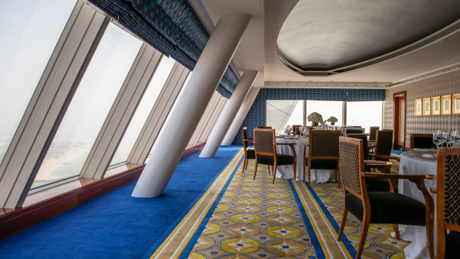 Обои картинки фото интерьер, кафе,  рестораны,  отели, ковер, столы, панорамные, окна