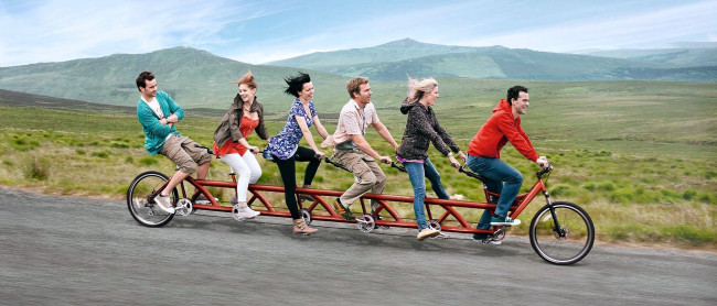 Обои картинки фото разное, люди, девушки, велосипед, веселье, путешествие, мужчины