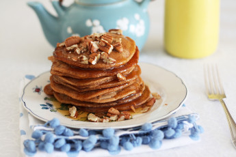 Картинка еда блины оладьи орехи стопка блинчики