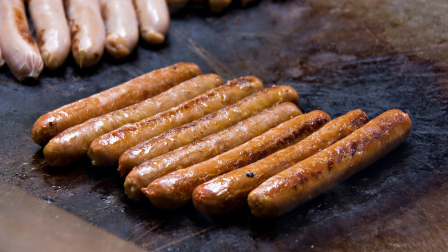 Обои картинки фото еда, колбасные, изделия, румяные, колбаски
