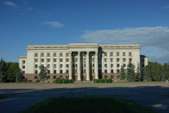 Картинка одесса здание федерации профсоюзов области города здания дома площадь облака небо деревья