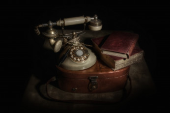 Картинка разное предметы быта ретро книги телефон