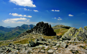 Картинка природа горы трава камни облака