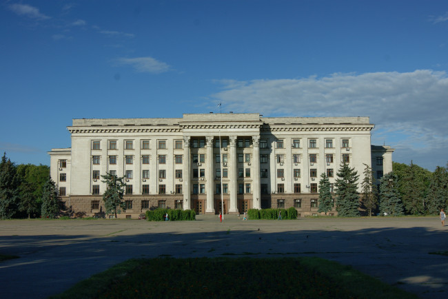 Обои картинки фото одесса, здание, федерации, профсоюзов, области, города, здания, дома, площадь, облака, небо, деревья