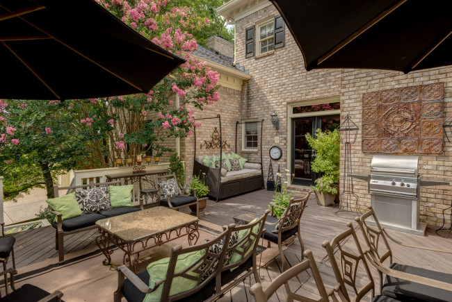 Обои картинки фото интерьер, бассейны, открытые, площадки, лагерстремия, зонты, мебель, двор