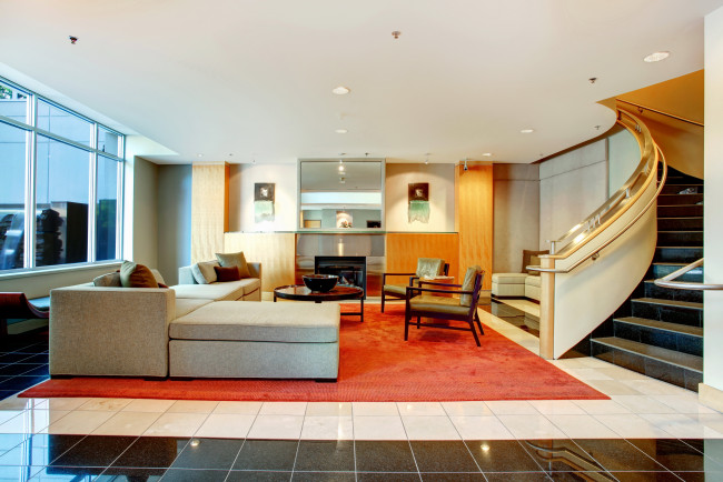 Обои картинки фото интерьер, гостиная, кресло, диван, стол, лестница