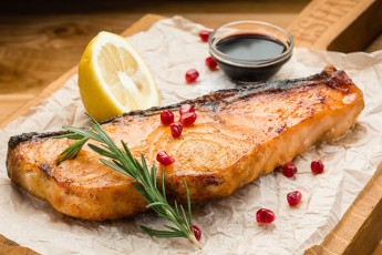 Картинка еда рыба +морепродукты +суши +роллы розмарин лосось соус гранат лимон
