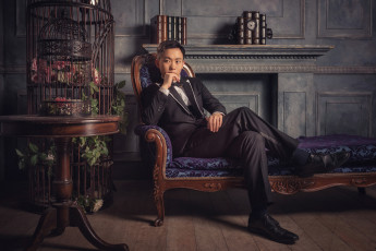 Картинка мужчины -+unsort парень задумался поза костюм