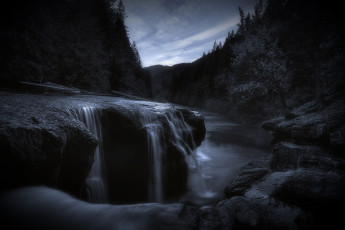 Картинка природа водопады лес горы река деревья облака