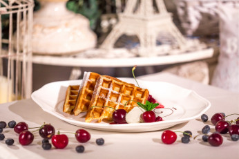 Картинка еда мороженое +десерты вишня вафли десерт черника ягоды