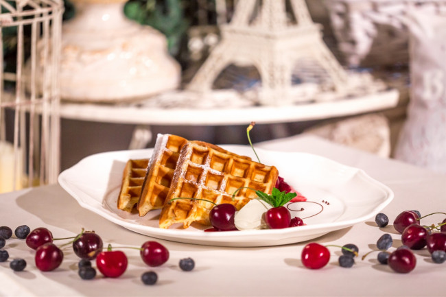 Обои картинки фото еда, мороженое,  десерты, вишня, вафли, десерт, черника, ягоды