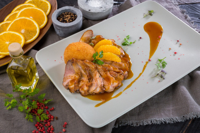 Обои картинки фото еда, мясные блюда, специи, соус, мясо, апельсин