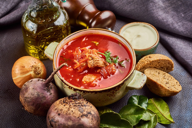 Обои картинки фото еда, первые блюда, хлеб, лук, масло, свекла, сметана, борщ, овощи