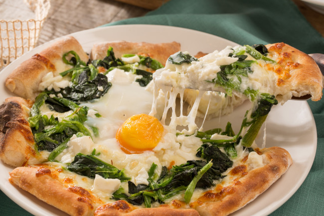 Обои картинки фото еда, пицца, шпинат, яйцо