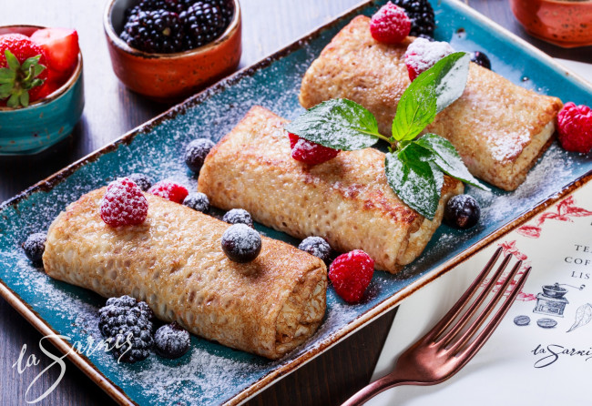 Обои картинки фото еда, блины,  оладьи, рулеты, ежевика, смородина, мята, малина, ягоды