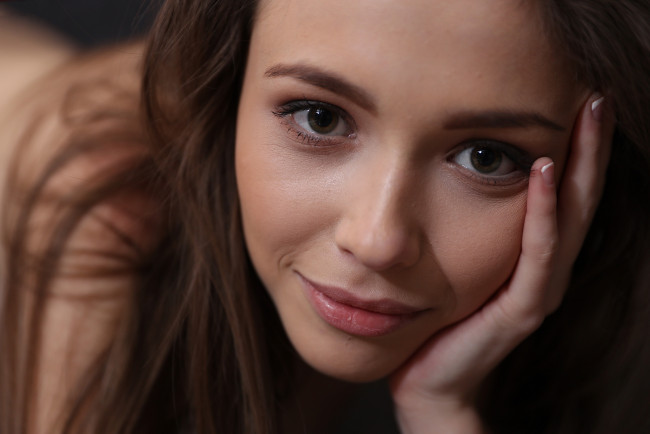 Обои картинки фото девушки, mila azul, взгляд, фон, девушка