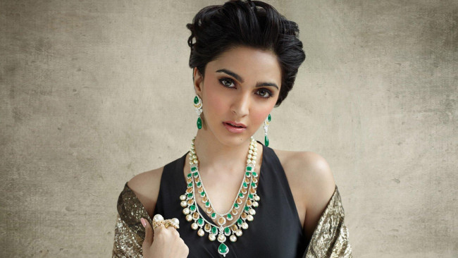Обои картинки фото девушки, kiara advani, серьги, ожерелье