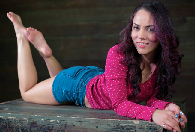 Обои картинки фото девушки, kristina rose, шорты, блузка, поза, улыбка