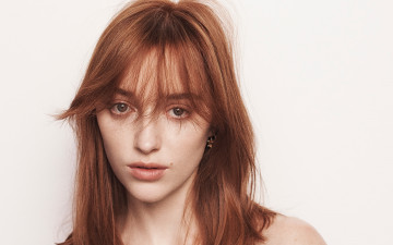 Картинка девушки phoebe+dynevor рыжая лицо