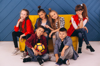 Картинка разное дети компания диван мяч