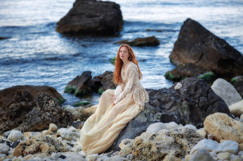 Картинка девушки -+рыжеволосые+и+разноцветные море камни рыженькая платье