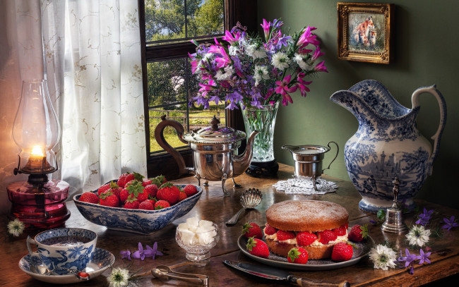 Обои картинки фото еда, натюрморт, лампа, букет, сахар, чайник, чай, клубника