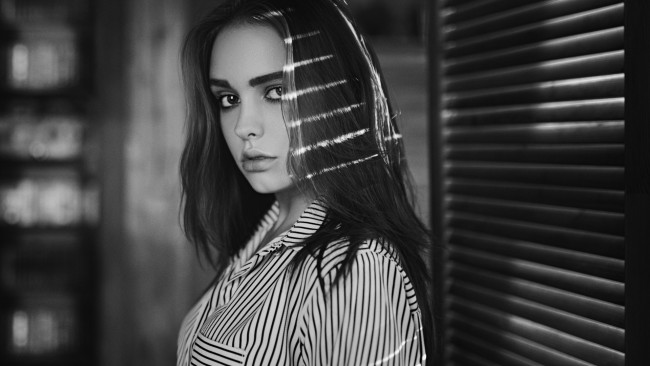 Обои картинки фото девушки, - черно-белые, модель, портрет, взгляд, на, зрителя, открытый, рот, монохром, глубина, резкости, cергей, жирнов