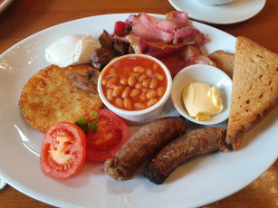обоя еда, разное, завтрак, бекон, колбаски, фасоль, помидоры