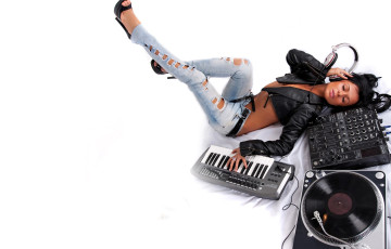 обоя музыка, -другое, девушка, диджей, наушники, джинсы, дыры, каблуки, куртка, клавиши, пульт, пластинка