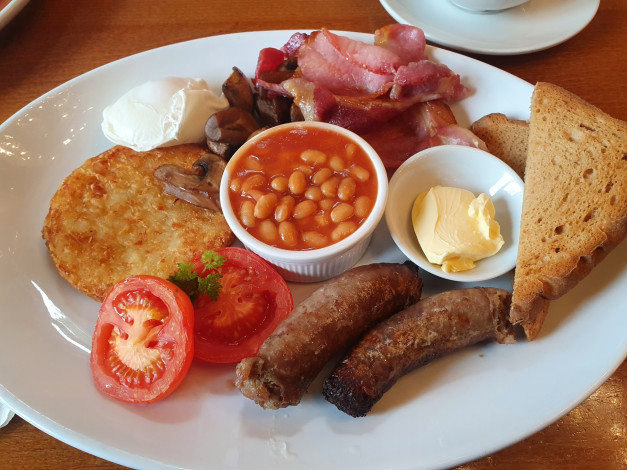 Обои картинки фото еда, разное, завтрак, бекон, колбаски, фасоль, помидоры