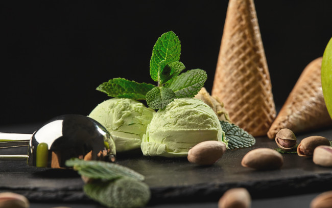 Обои картинки фото еда, мороженое,  десерты, мята, вафельный, рожок, орехи, фисташки