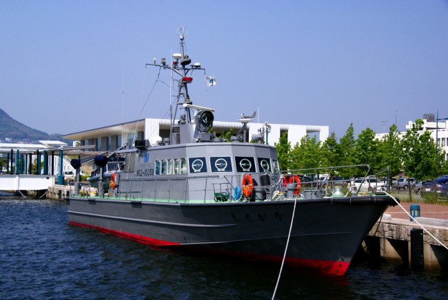 Обои картинки фото корабли, катера, небо, деревья, вода