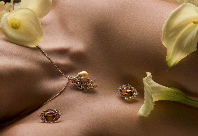 Обои картинки фото разное, украшения, аксессуары, веера, кулон, серьги, калы, шея, грудь