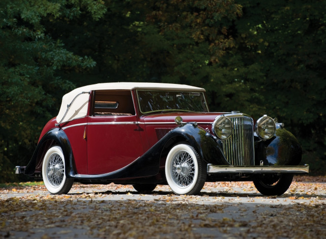 Обои картинки фото автомобили, классика, автомобиль, дорога, деревья