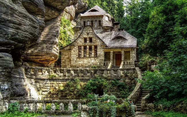 Обои картинки фото города, здания, дома, скала, дом, лес