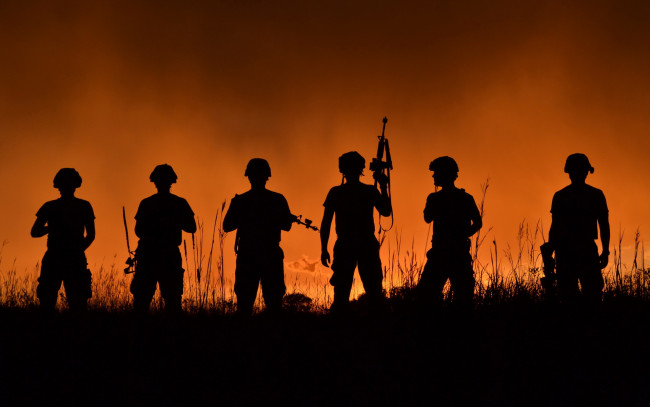 Обои картинки фото оружие, армия, спецназ, солдаты, закат