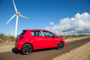 Картинка автомобили toyota 2015г красный l 3-door us-spec yaris