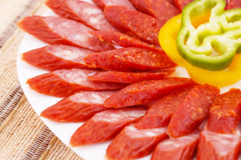 Картинка еда колбасные+изделия колбаса перец нарезка