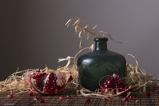 Обои картинки фото еда, гранат, сено, ваза