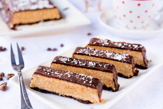 Обои картинки фото еда, пирожные,  кексы,  печенье, кофейные, зерна, кокосовая, стружка, шоколад, пирожное