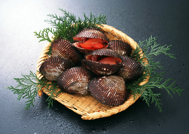 Обои картинки фото еда, рыба,  морепродукты,  суши,  роллы, ракушки, морепродукты, корзинка, мидии