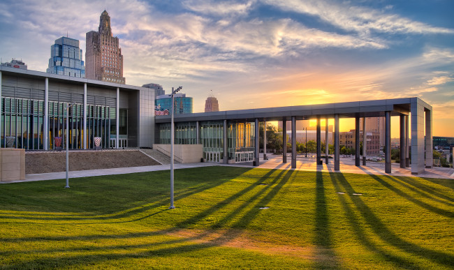 Обои картинки фото bartle hall ballroom lawn, города, - здания,  дома, лужайка, газон, свет, здание