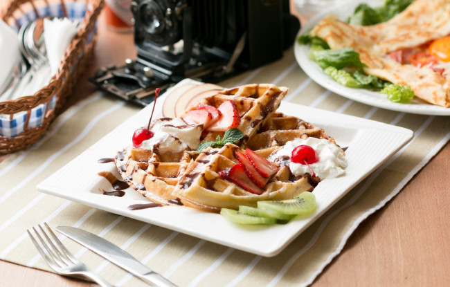 Обои картинки фото еда, блины,  оладьи, вафли, десерт, фрукты, ягоды