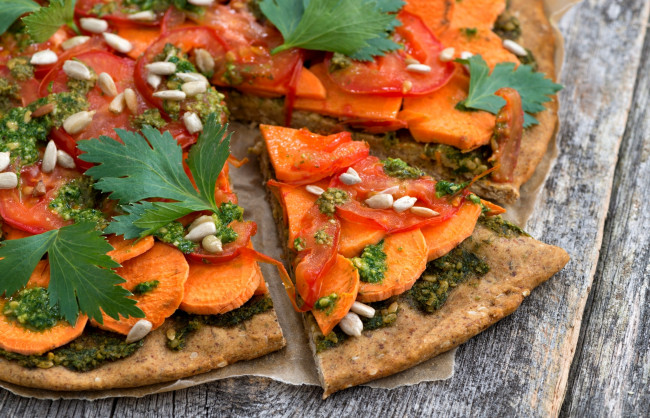 Обои картинки фото еда, пицца, вегетарианская, семечки, петрушка, помидоры, тыква