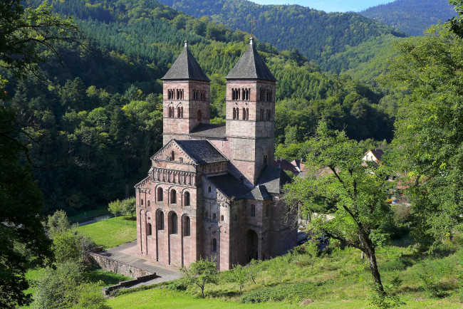 Обои картинки фото benedictine abbey, города, - католические соборы,  костелы,  аббатства, горы, лес, аббатство