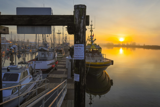 Обои картинки фото корабли, порты ,  причалы, причал, сумерки